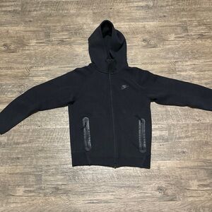 Black Nike tech fleece set